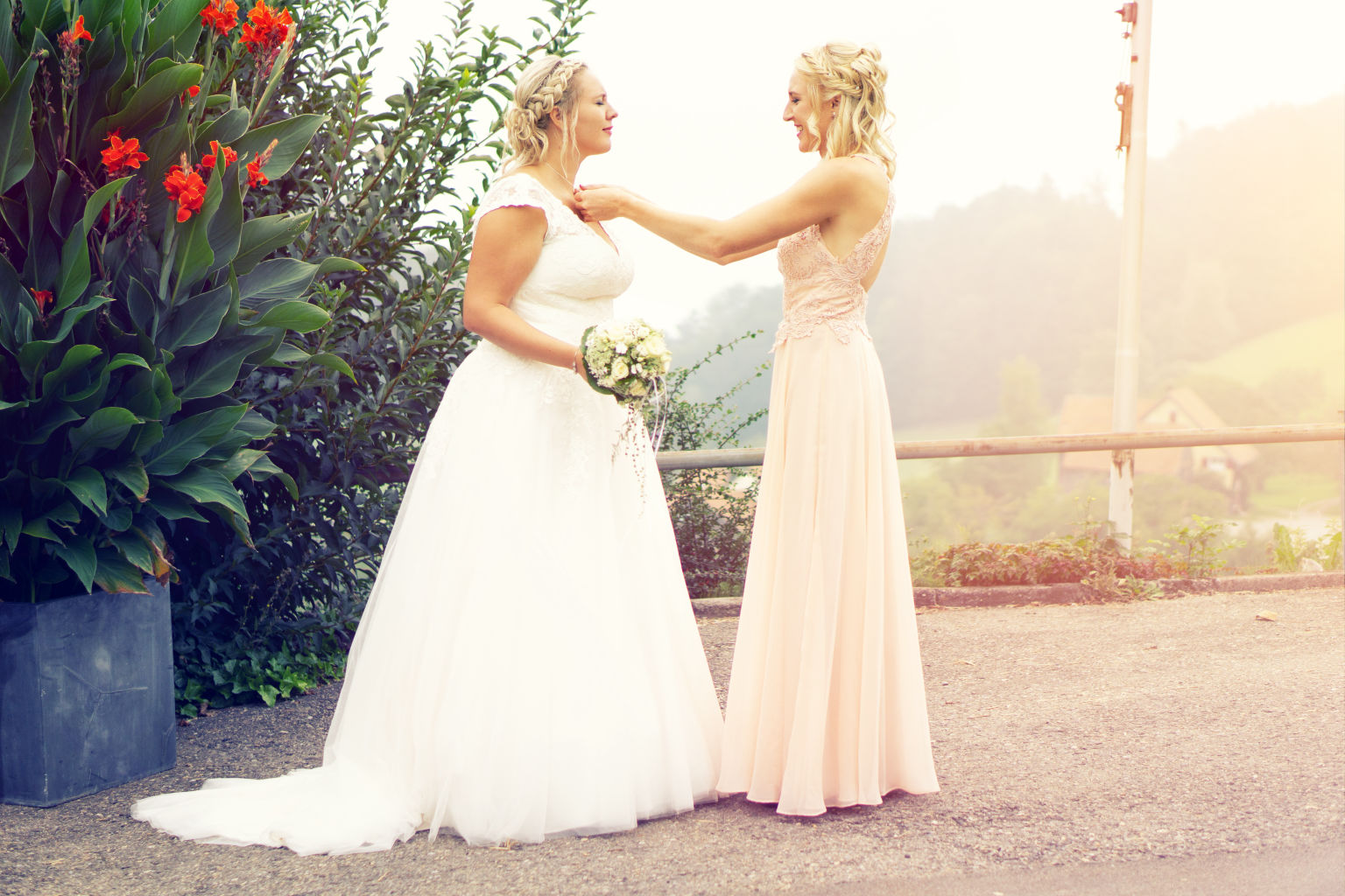 Fotograf begleitet eine Hochzeit im Reportagestil